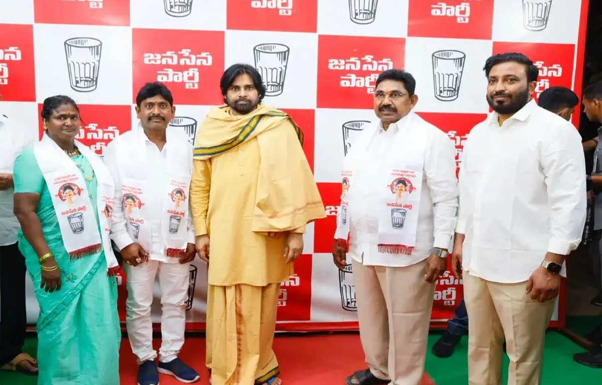 Pithapuram: టిడిపి నేత వర్మకు చెక్ .. జనసేనలోకి భారీగా చేరికలు